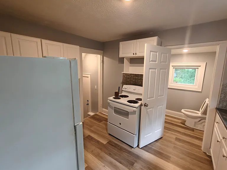 1024 Whittier Ave — Photo 9