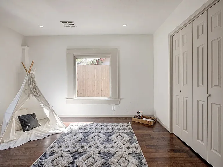 1922 W Park Pl — Photo 16