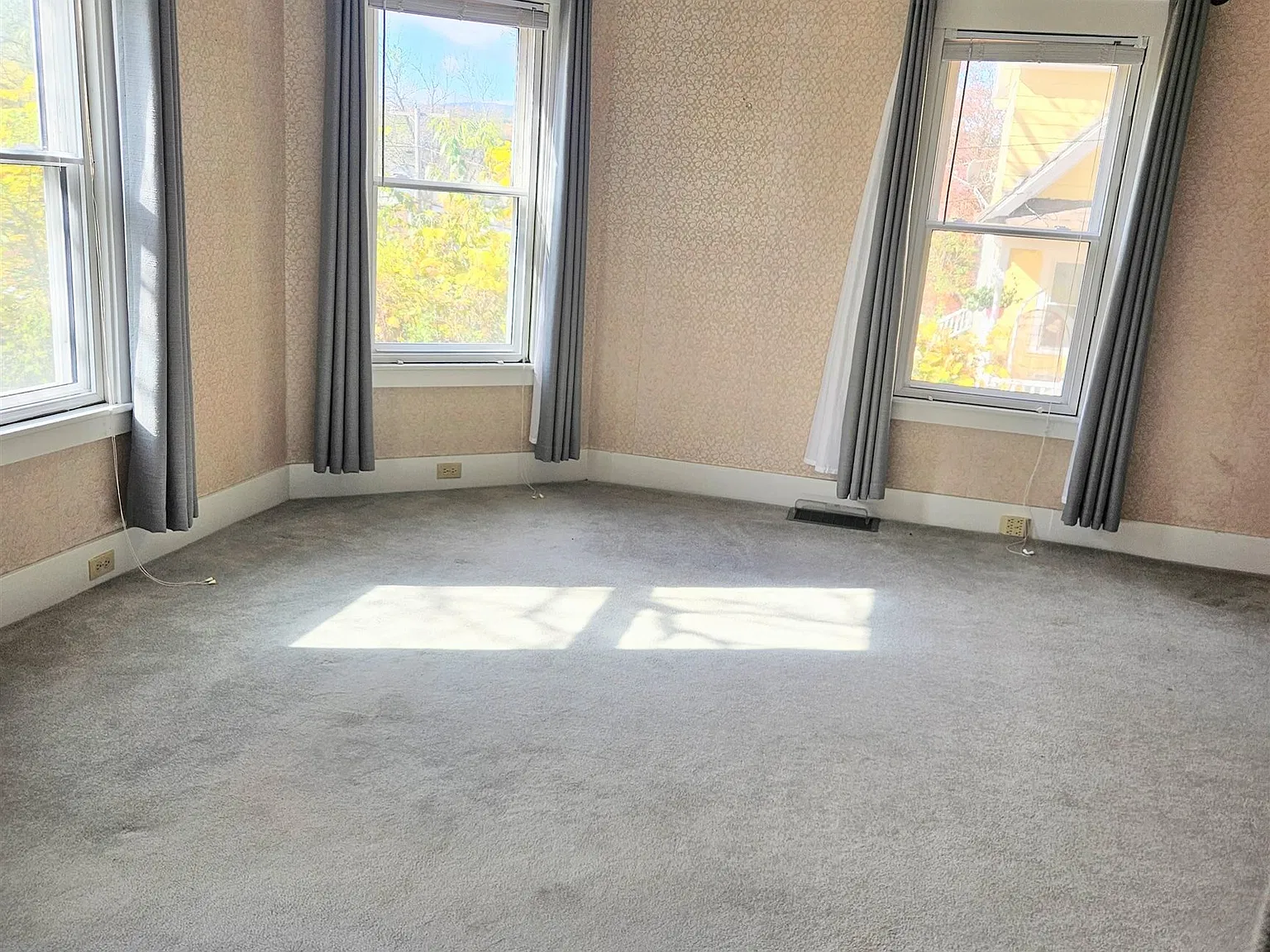 3 bed, 1.0 bath, 1400 sqft, $2,873 — Photo 4