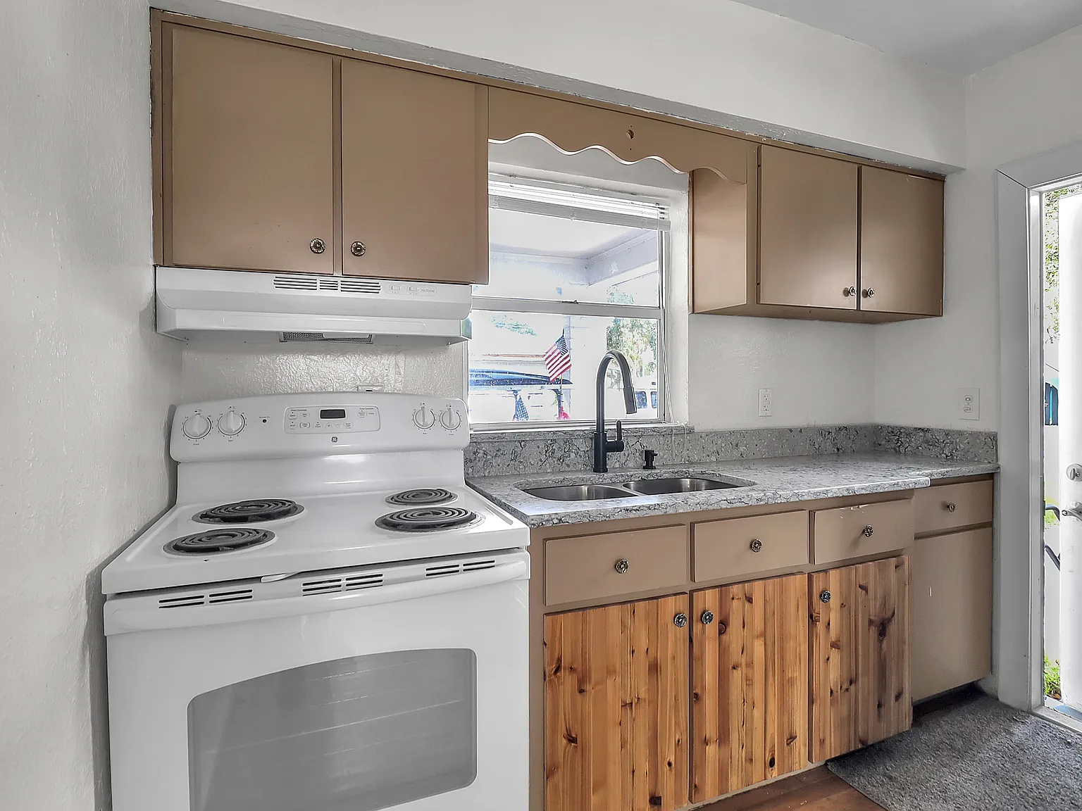 2 bed, 1000 sqft, $1,600 — Photo 3
