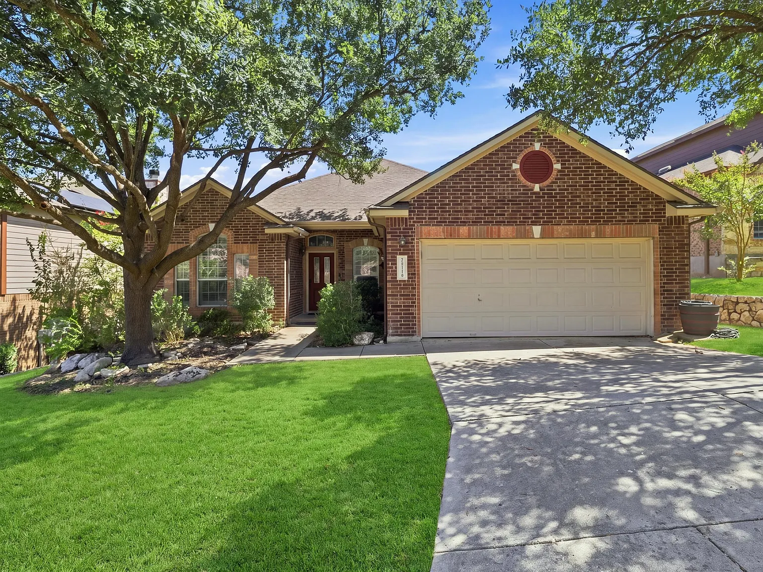 3 bed, 2386 sqft, $2,400 — Photo 2