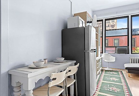 4th image of 140 W 69th St APT 46C
