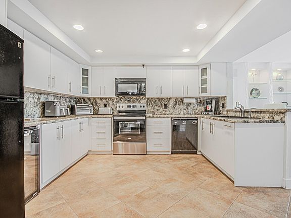 4th image of 2900 NE 14th Street Causeway #1008
