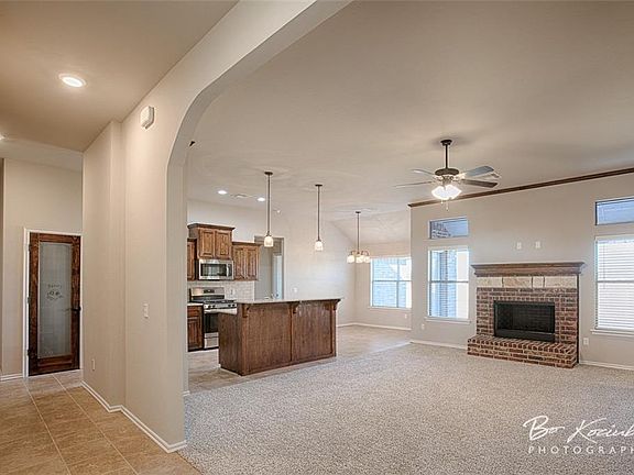 4th image of 604 N White Tail Way