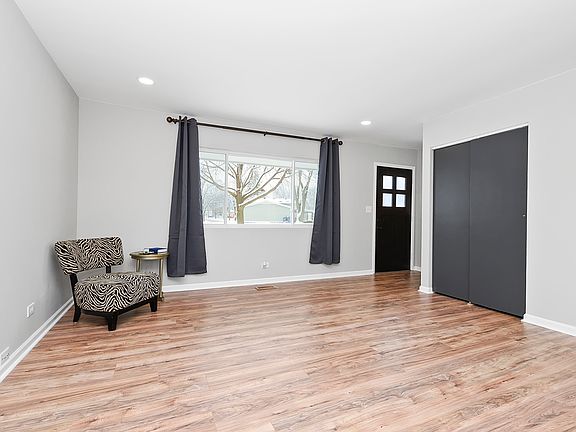 3rd image of 6996 Longmeadow Ln