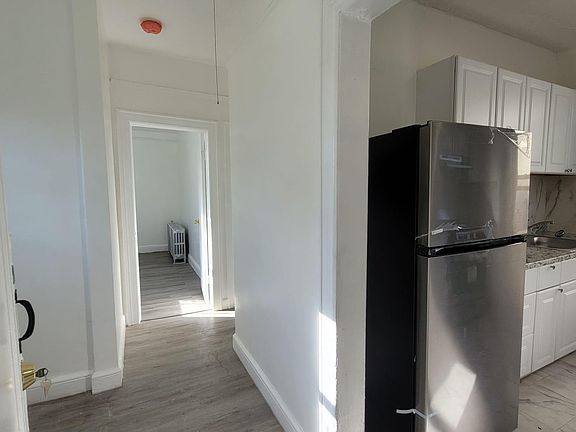 4th image of 952 E 227th St #2R