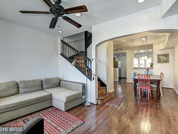 Living Room (1 of 2)