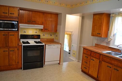 3rd image of 8573 Engler Ave