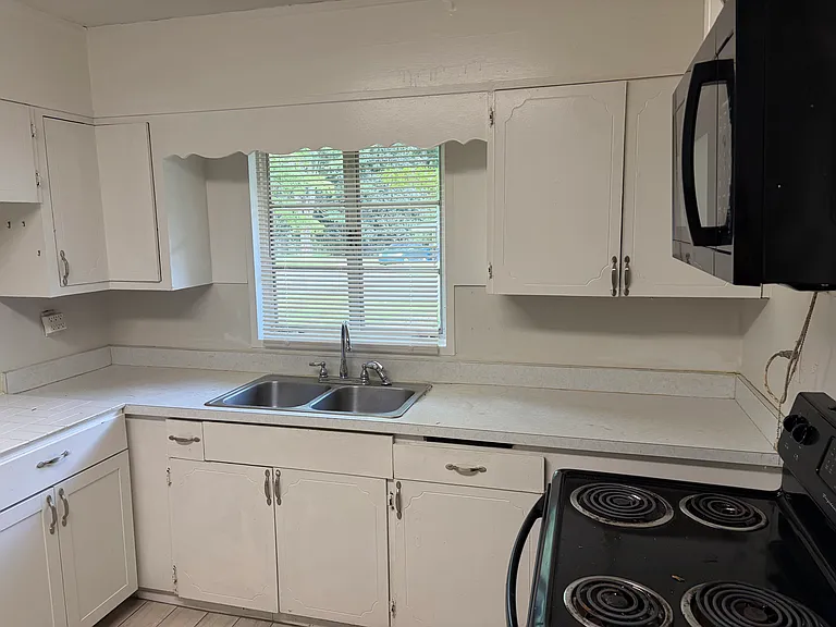 2538 Lancaster Dr — Photo 5
