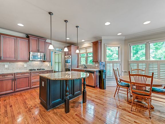 Beautiful Kitchen w/ Granite