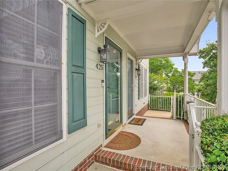 425 Cityview Ln — Photo 3