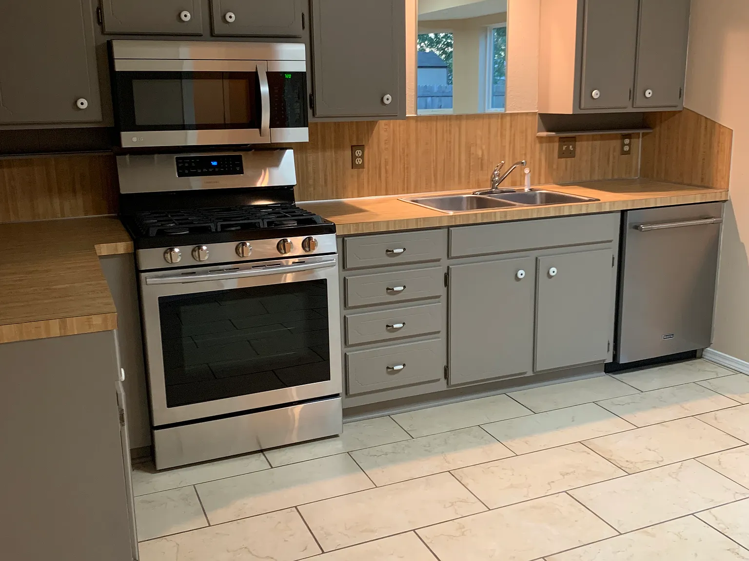 1105 W Oakridge Street — Photo 3