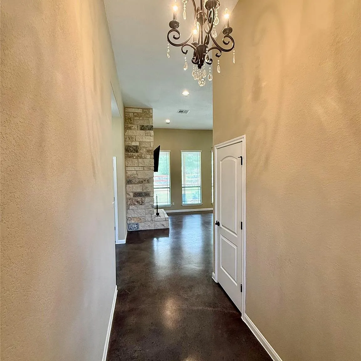 4 bed, 2.0 bath, 1717 sqft, $2,250 — Photo 3