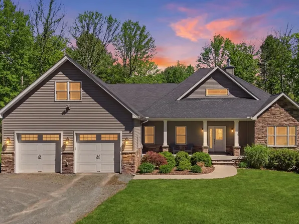 109 Woodlyn Acres Rd, Hawley, PA 18428