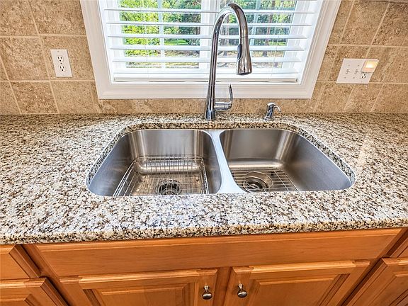 4th image of 105 White Oak Dr