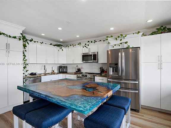 5th image of 1201 S Riverside Dr APT 301