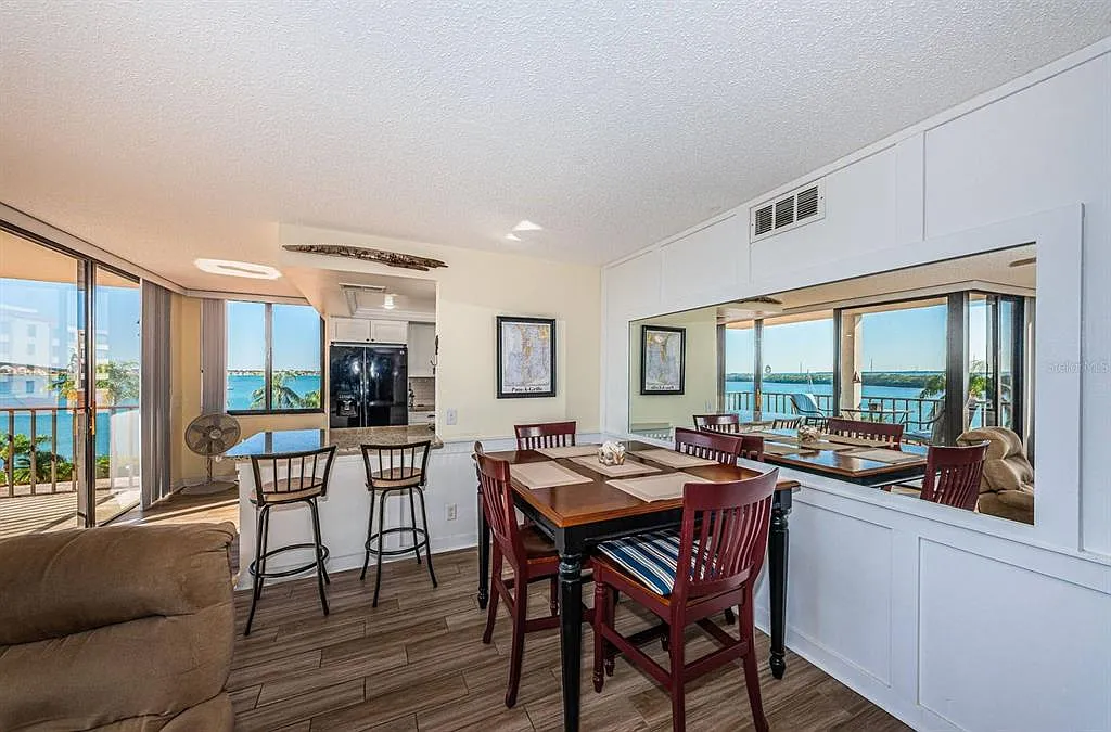 2 bed, 2.0 bath, 1050 sqft, $7,000 — Photo 3