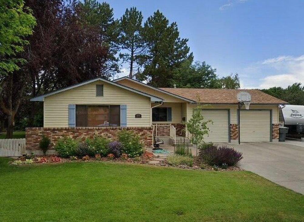 871 Henderson Dr - Property Image