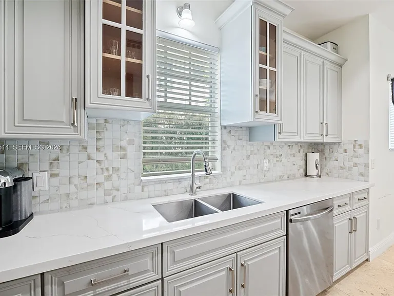 2501 Pine Tree Dr — Photo 13