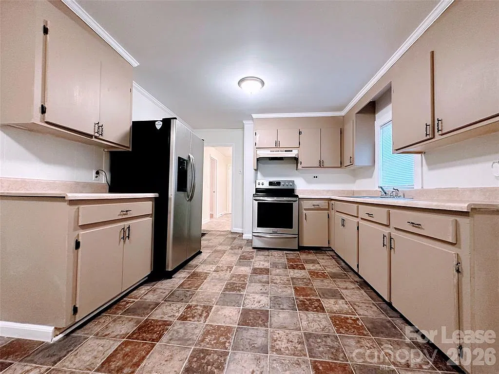 3 bed, 1051 sqft, $1,400 — Photo 3