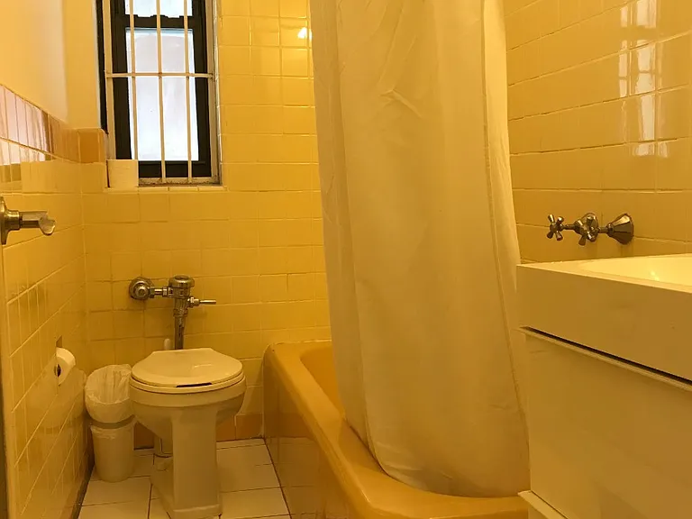 205 W 15th St #1P — Photo 8