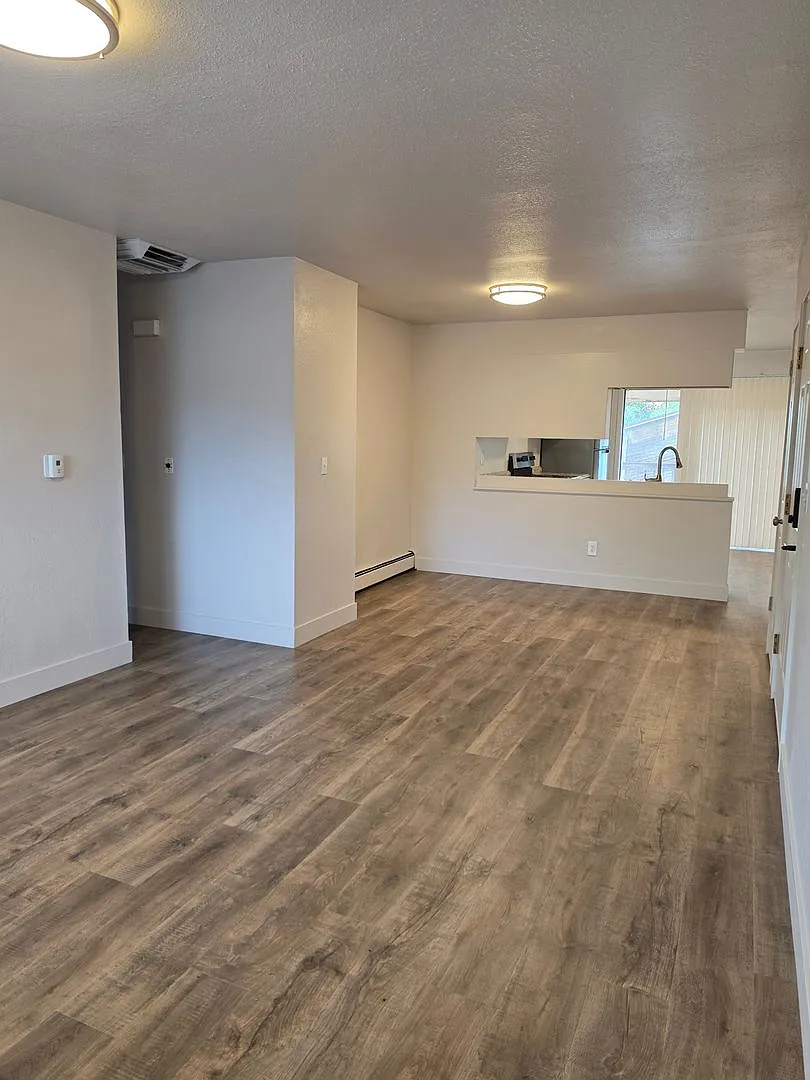 Clean upstairs 2 bedr.1 bath condo — Photo 1