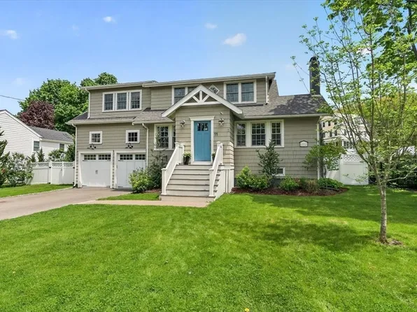 11 Planters Field Ln, Hingham, MA 02043