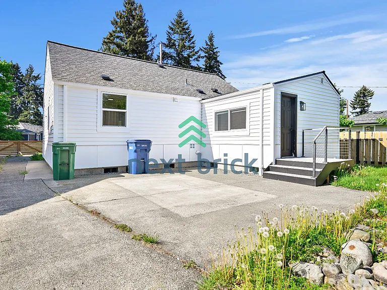 215 S 107th St — Photo 18