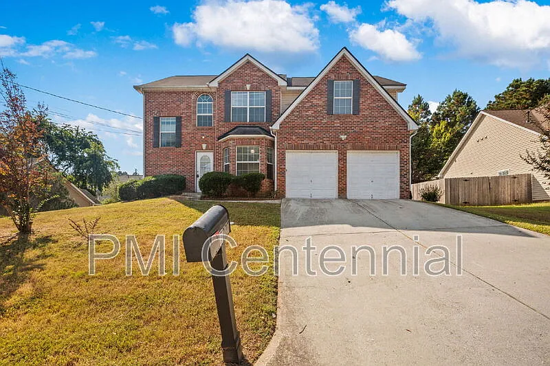 4 bed, 2.5 bath, 2216 sqft, $2,400 — Photo 3