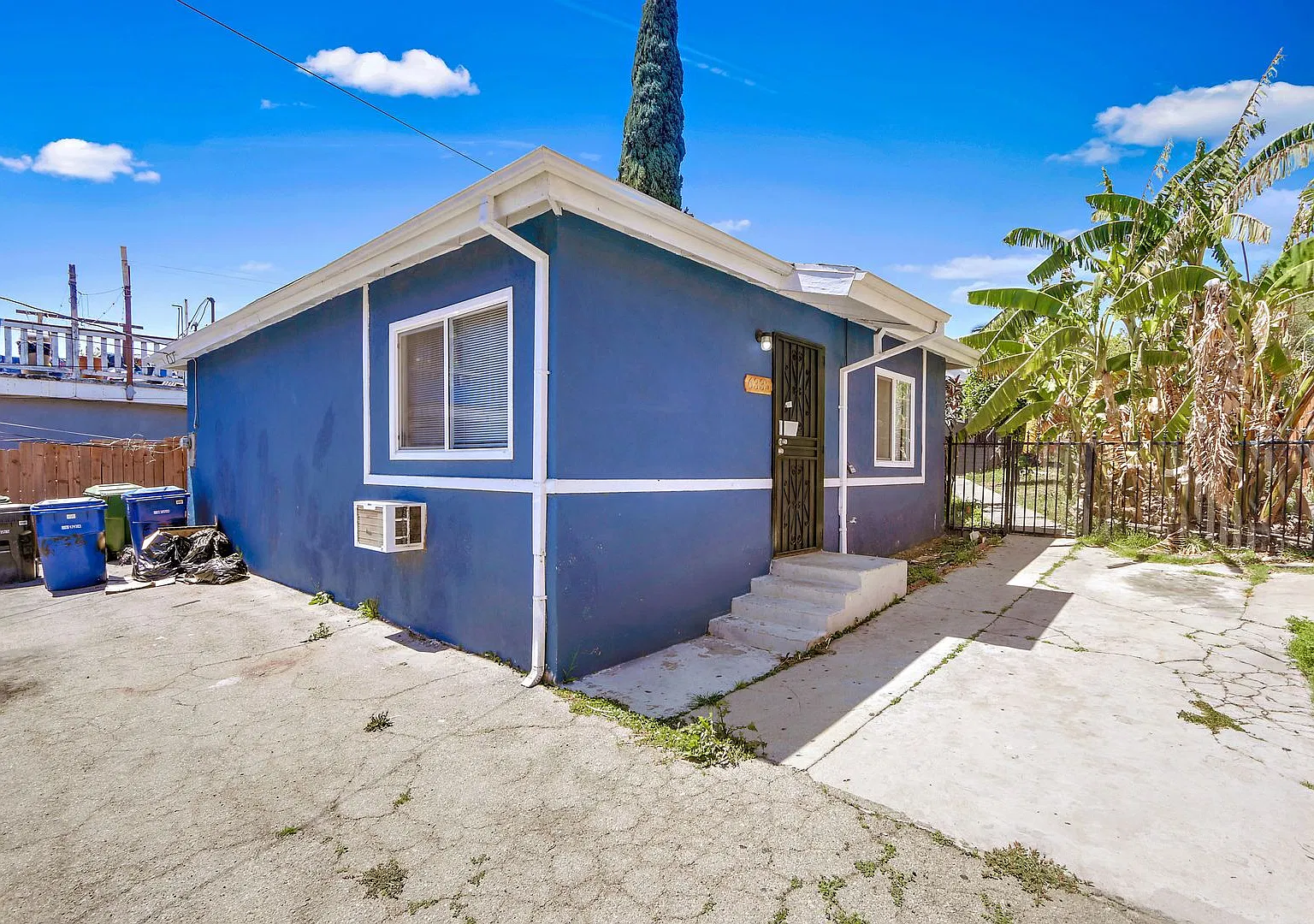 This Updated 3 bed, 1 bath, Fully Detached home Is Now Available! — Photo 2