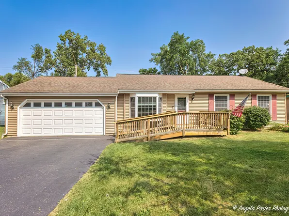 1614 W Oakleaf Dr, McHenry, IL 60051