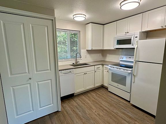 5th image of 2000 Knox Ave #8