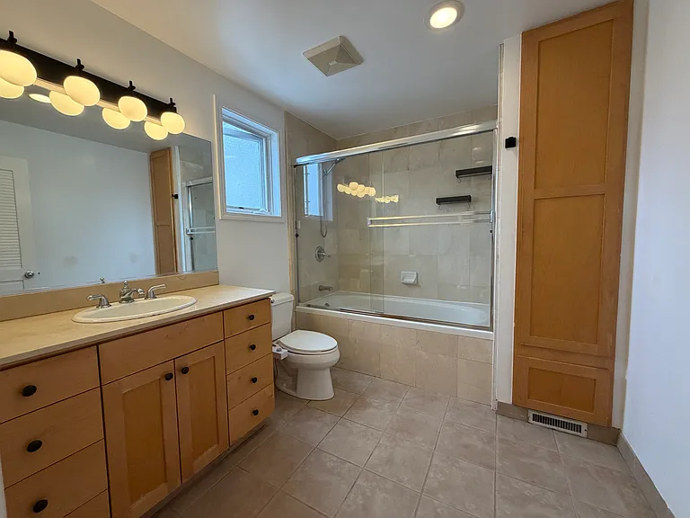 Suite bath with shower over tub