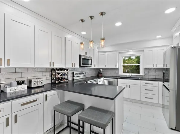 1406 N Mart Way Dr, Olathe, KS 66061