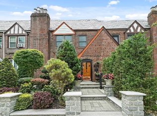 8836 Rutledge Ave, Glendale, NY 11385