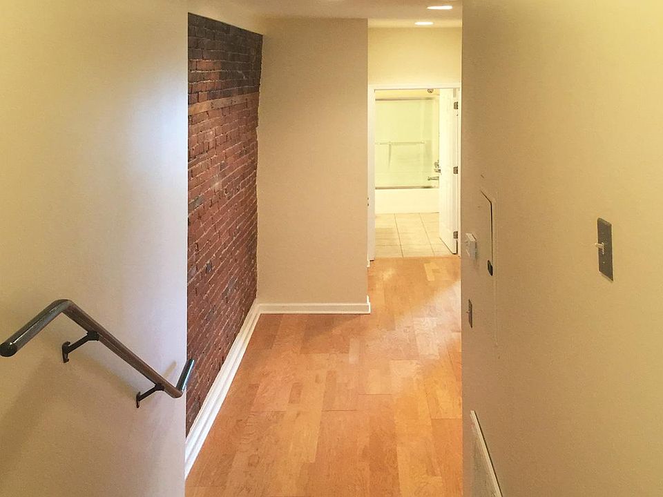 2520 East Carson Apartment - Entry Area