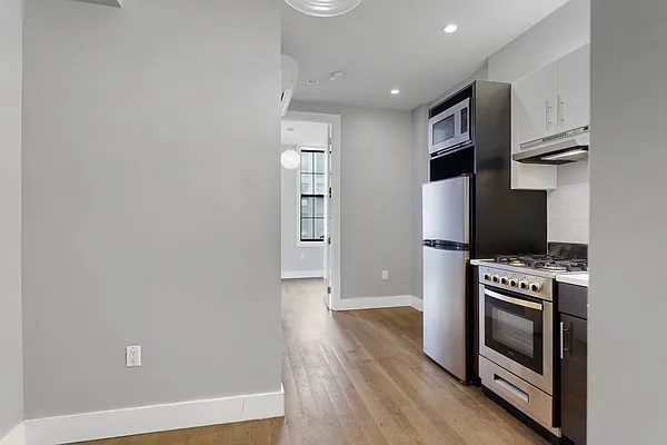 Rented by Safdie Realty Group | media 4