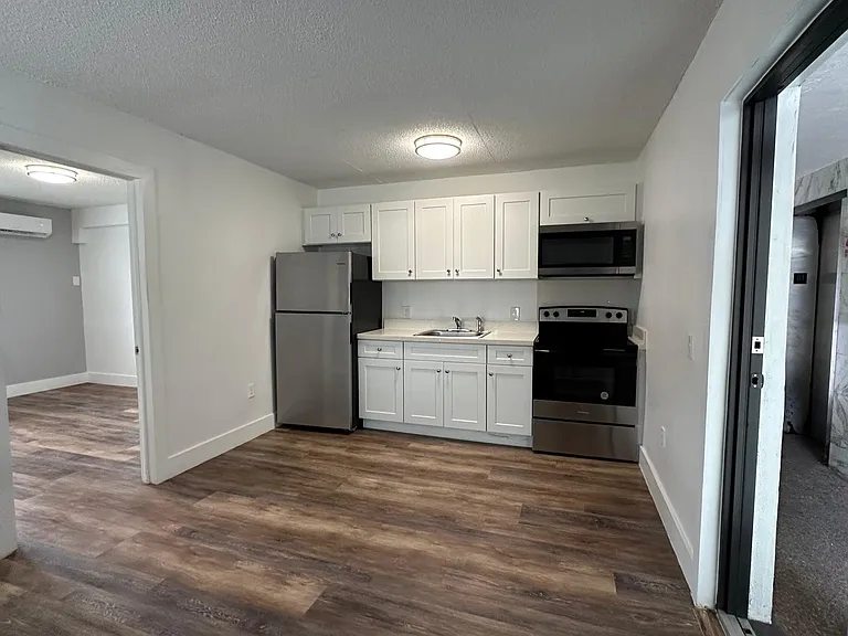 529 SW 4th St — Photo 1