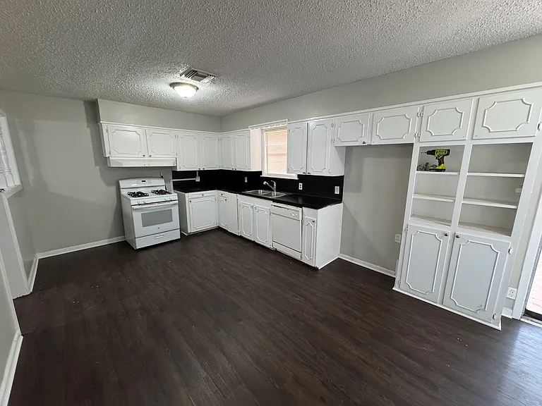 1814 Cambridge St — Photo 3