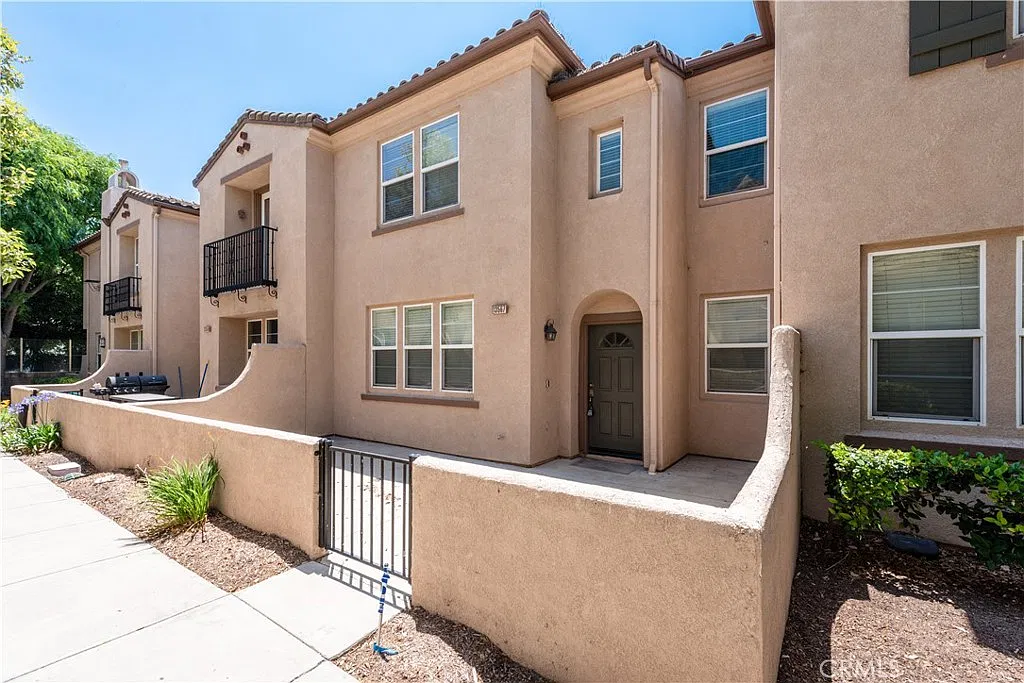 3 bed, 2.5 bath, 1530 sqft, $3,050 — Photo 2