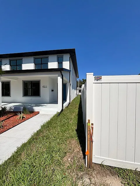 4 bed, 2.5 bath, 1900 sqft, $2,900 — Photo 2