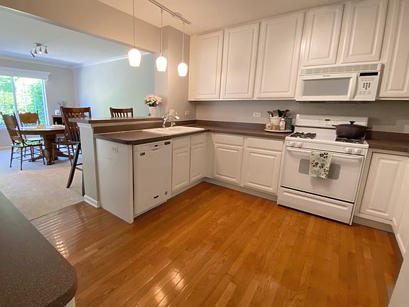 4th image of 351 Normandie Dr