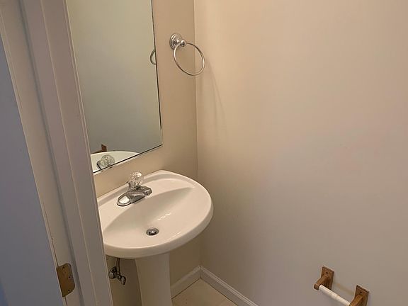 4th image of 14 Lake Village Ct