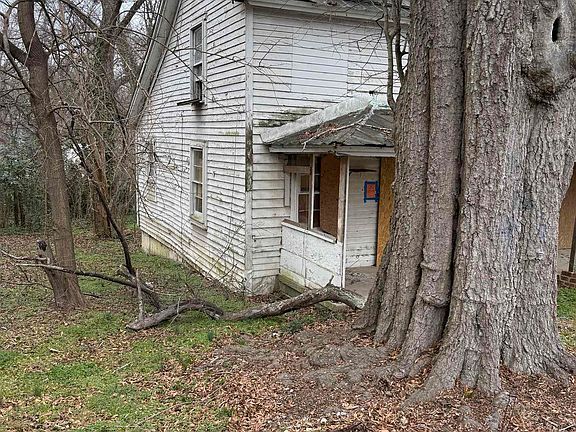 2nd image of 121 Saluda St