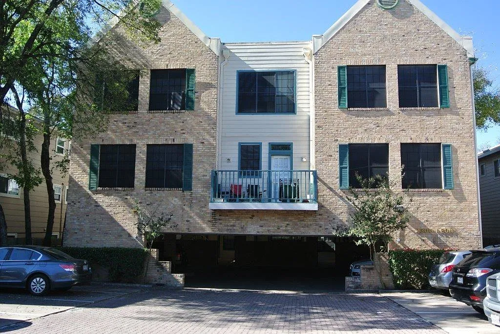 2300 Leon St Apt 204 — Photo 2