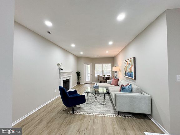 3rd image of 4401 Sedgehurst Dr APT 204