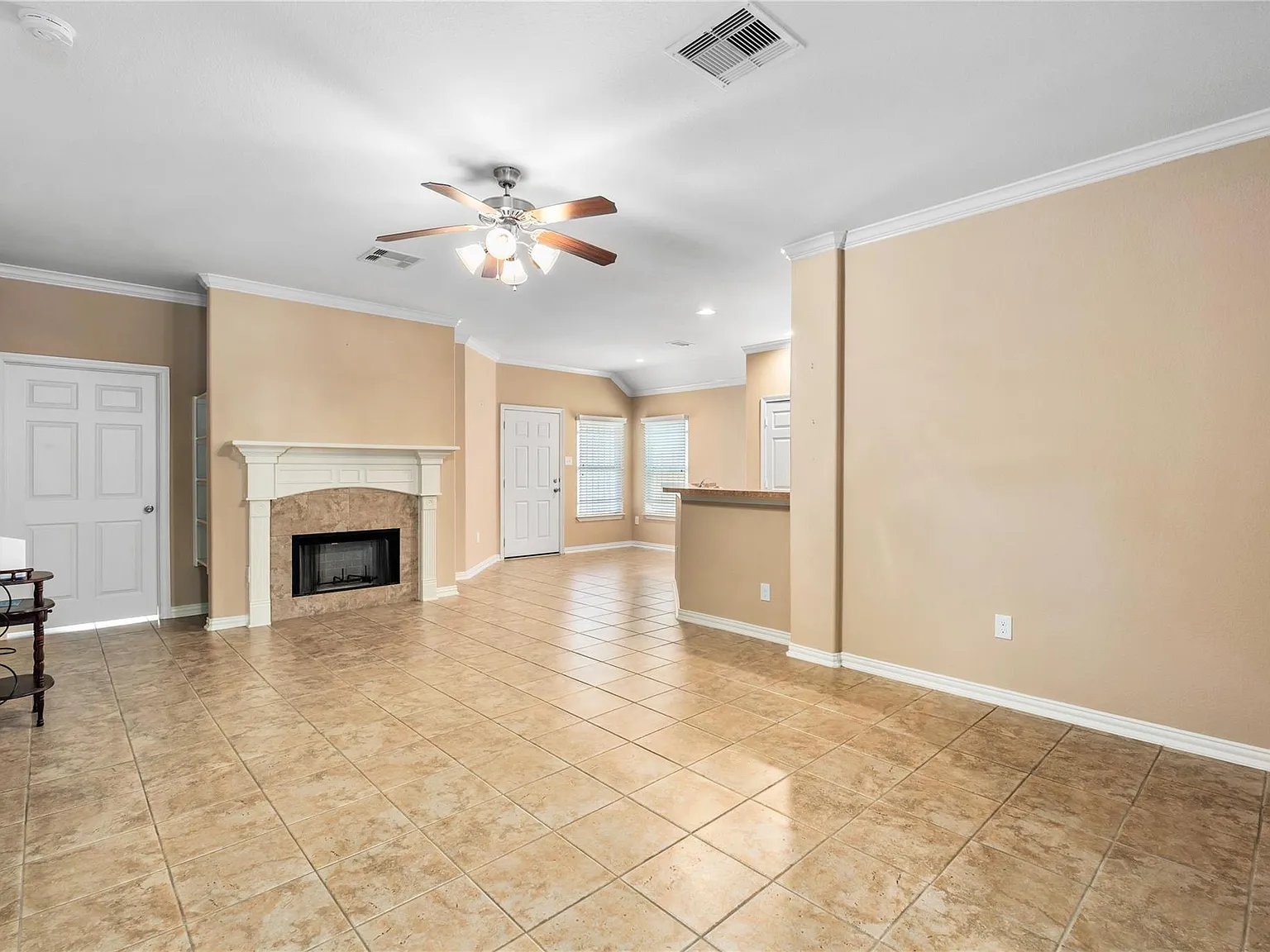 3 bed, 2.0 bath, 1442 sqft, $2,100 — Photo 3