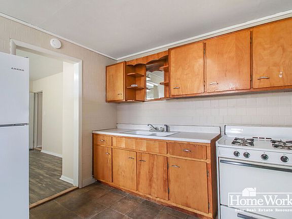 3rd image of 1221 W Ford St