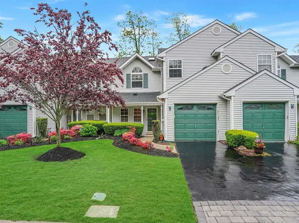 3 Plantation Drive #3, Hauppauge, NY 11788