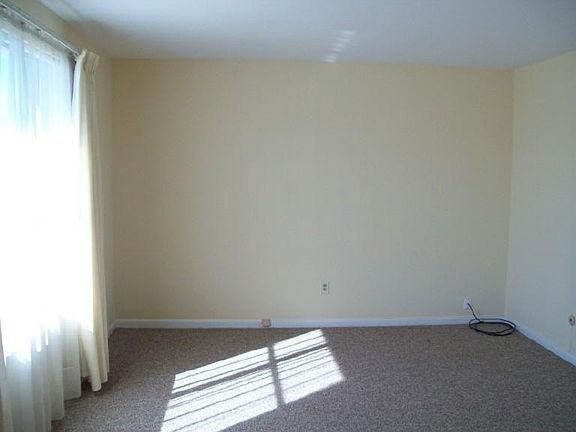 5th image of 3533 Village Green Dr